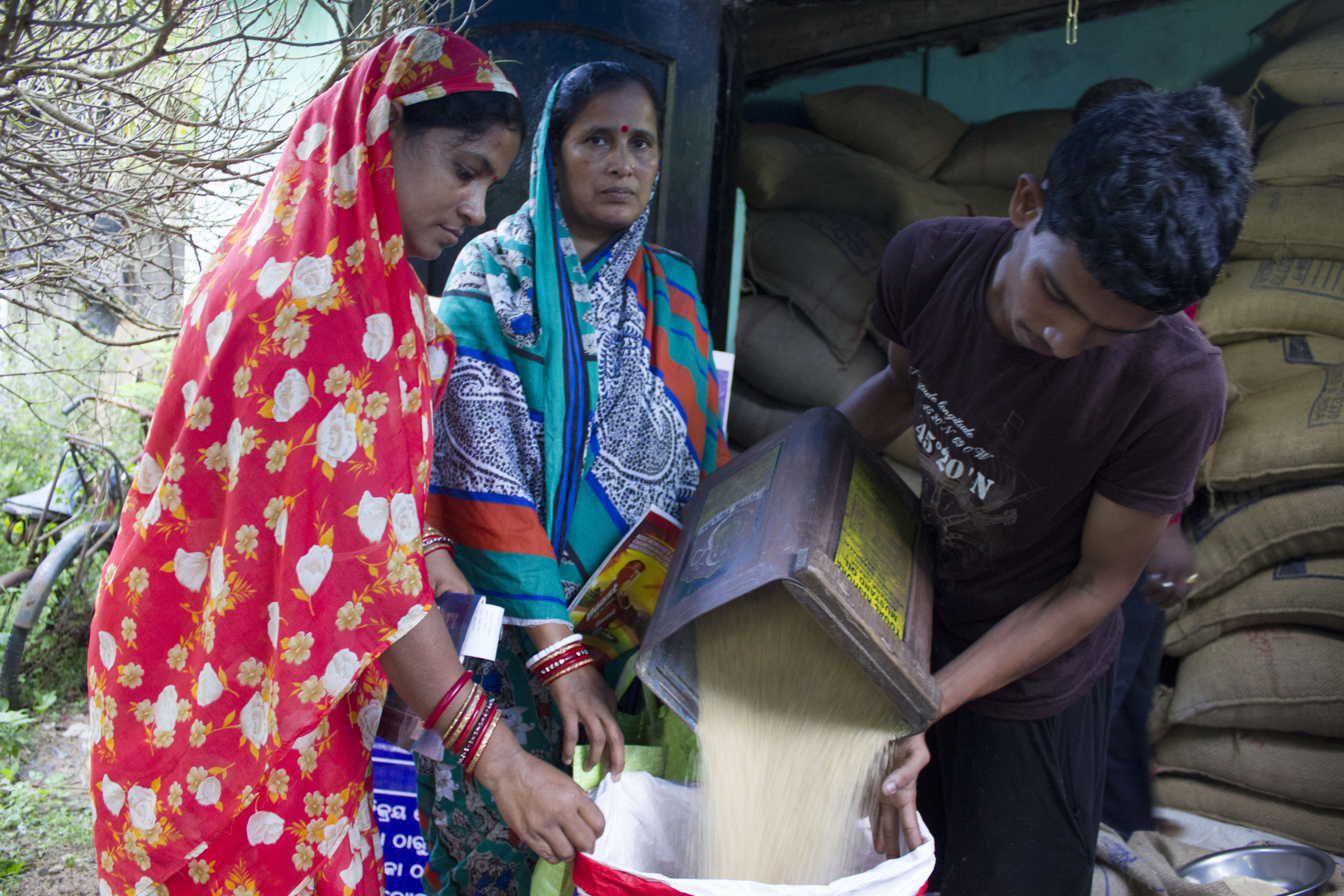 A beneficiary receiving her grain entitlement at a Fair Price Shop (FPS). Photo credit: WFP/Isheeta Sumra