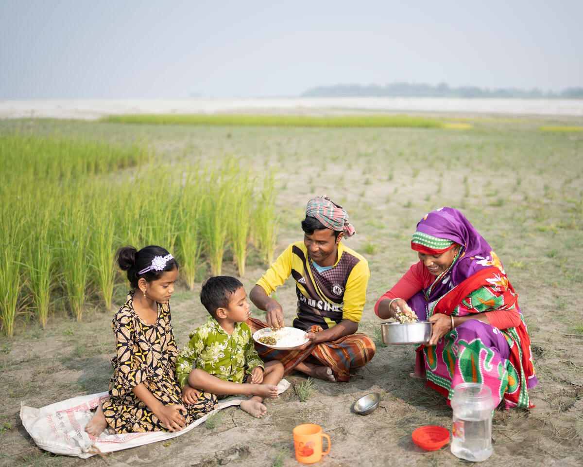 Nasima Begum and her husband, Rofiqul Islam, having a lunch break at the bank of the Brahmaputra river. Photo: WFP/ Sayed Asif Mahmud