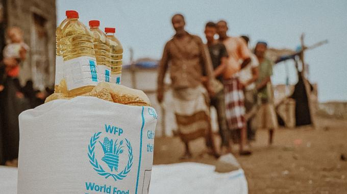 Photo of WFP food bags and oil