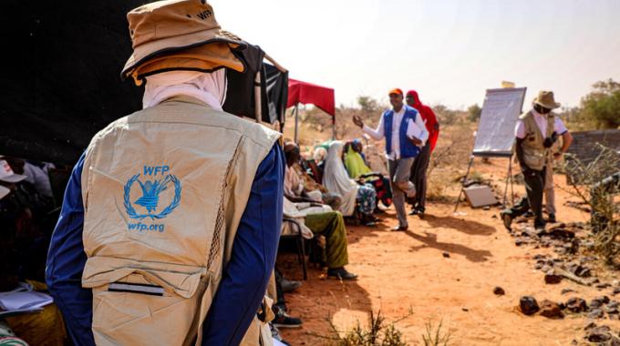 A WFP employee organizes a technology training in Niger.