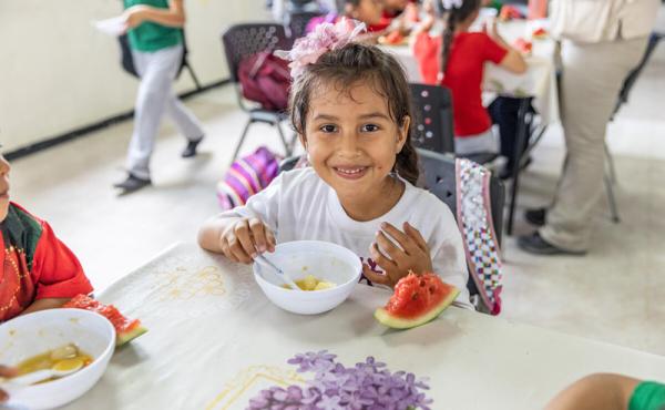 Una alumna almorzando en la mesa del colegio.