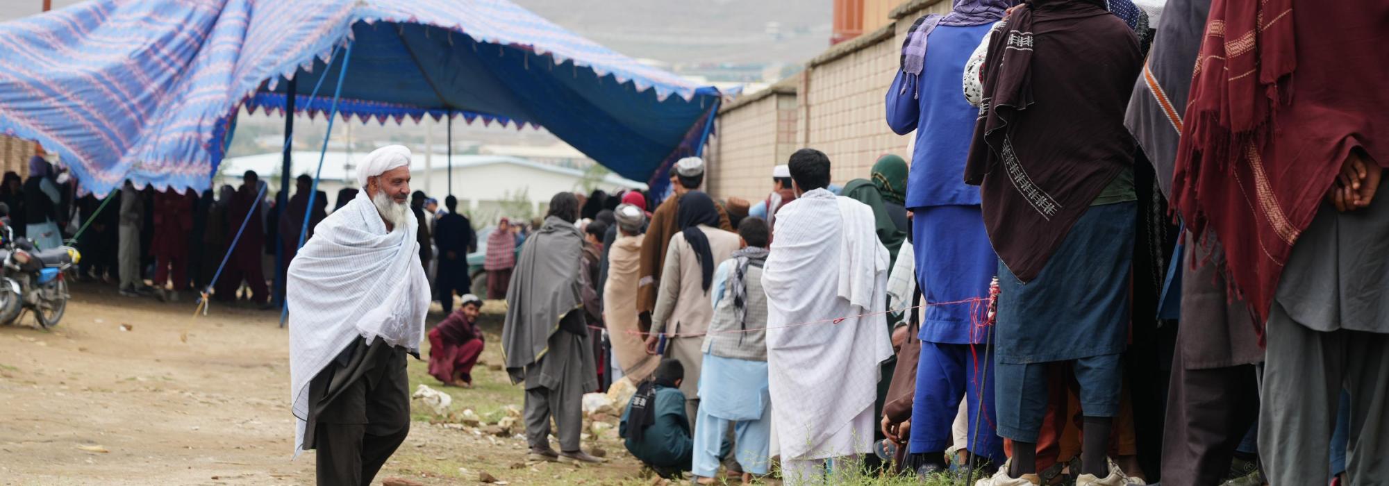 Vulnerable families queuing for WFP cash assistance in Maidan Shar district of Wardak province of Afghanistan. │Photo: WFP/Ziauddin Safi