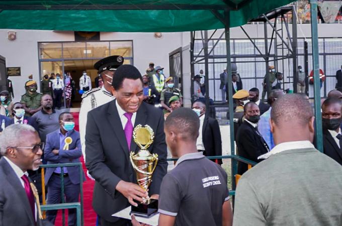President Hakainde Hichilema presents the award to Lundazi Boarding Secondary School students. Photo: WFP/ Mpundu L. Mwape
