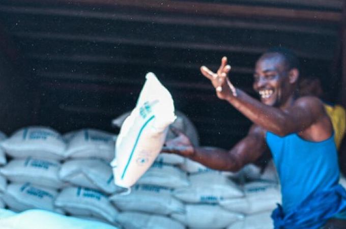 distribution of rice, beans and vegetal oil to vulnerable people. WFP and local partners teamed up to carry out the food distribution to vulnerable people. © WFP/Mike Tyson Pierre